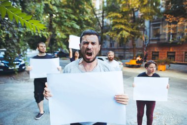 Gençler açık havada protesto grubu