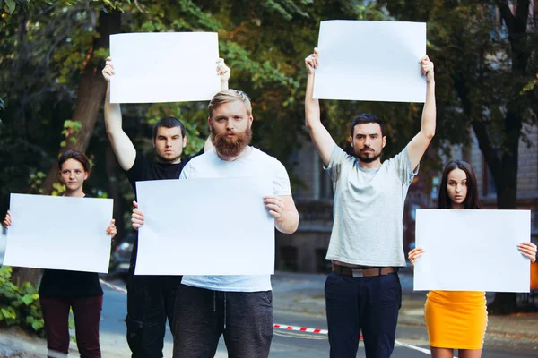 Tiltakoznak a szabadban fiatalok csoportja — Stock Fotó