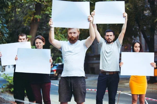 Skupina protestovali mladí lidé venku — Stock fotografie