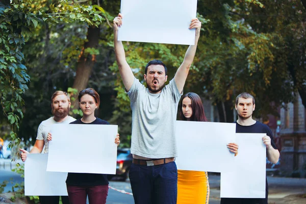 Grupo de jovens que protestam ao ar livre — Fotografia de Stock