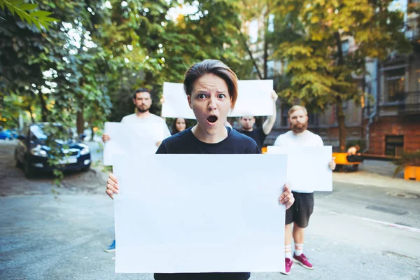 Grupp av protesterande ungdomar utomhus — Stockfoto
