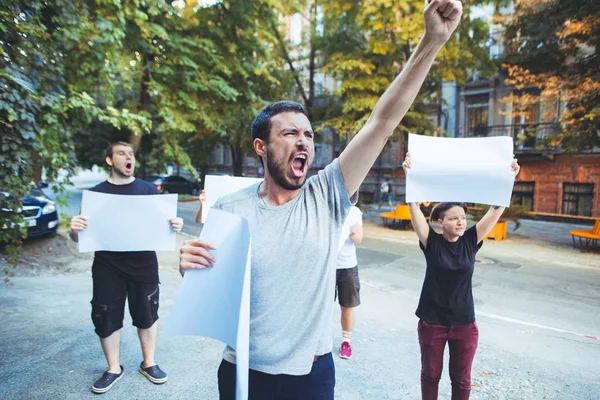Группа протестующих молодых людей на улице — стоковое фото