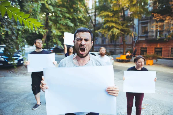 Grupo de jovens que protestam ao ar livre — Fotografia de Stock