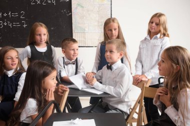 okul çocukları sınıfta ders