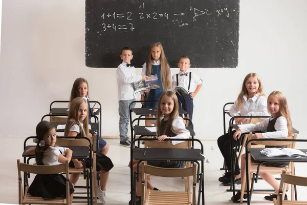 Schoolgaande kinderen in de klas op Les — Stockfoto