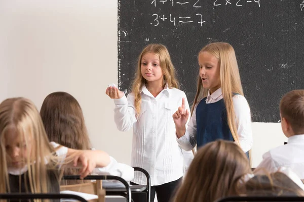 Παιδιά σχολικής ηλικίας στην τάξη στο μάθημα — Φωτογραφία Αρχείου