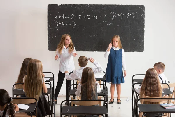 Schoolgaande kinderen in de klas op Les — Stockfoto