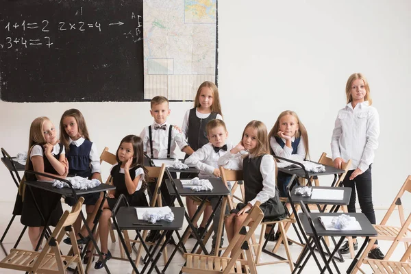 Schoolgaande kinderen in de klas op Les — Stockfoto