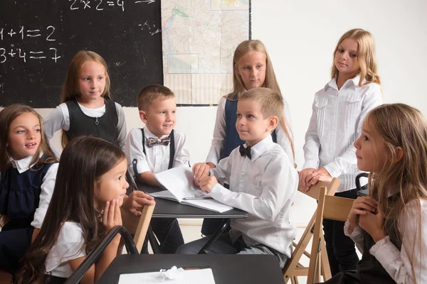 okul çocukları sınıfta ders