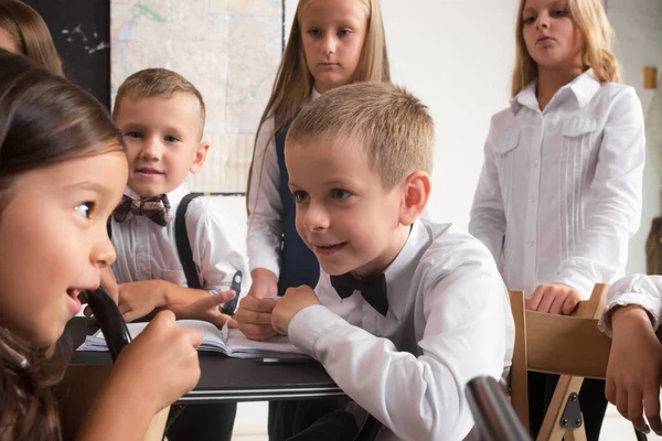 Schoolgaande kinderen in de klas op Les — Stockfoto