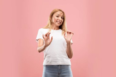 Düşünmeme izin ver. Düşünceli ifade pembe arka plan kararı ile şüpheli dalgın kadın