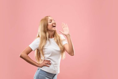 Pembe genç casual kadın stüdyoda bağırarak izole