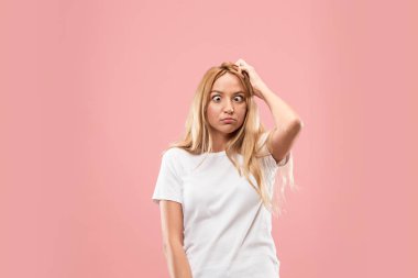 Garip ifade ile şaşı gözlü kadın