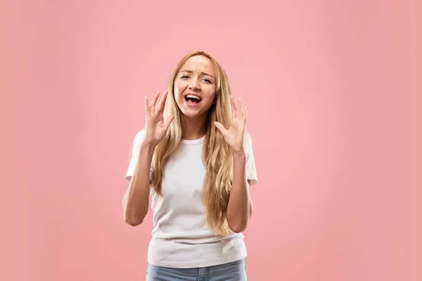 Aislado en rosa joven casual mujer gritando en el estudio — Foto de Stock