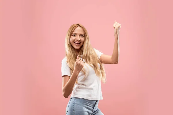 Ganhar mulher de sucesso feliz extático celebrando ser um vencedor. Imagem energética dinâmica do modelo feminino — Fotografia de Stock