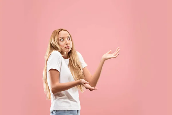 Hermosa mujer mirando sorprendido y desconcertado aislado en rosa — Foto de Stock