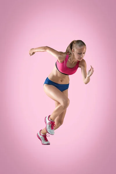 Студийный кадр спортсменки в прыжке в высоту в действии — стоковое фото