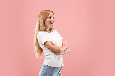 Ayakta ve gülümseyerek mutlu bir iş kadını