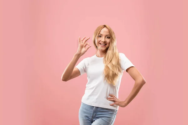 A mulher de negócios feliz de pé e sorrindo — Fotografia de Stock