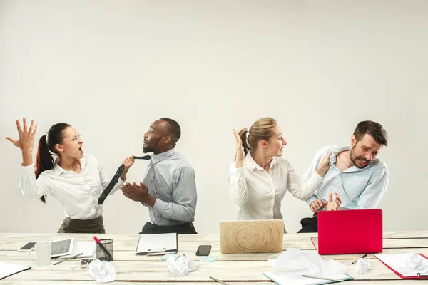 年轻的非洲和白种男人和妇女坐在办公室和工作的笔记本电脑 工作场所 会议理念 不同的情绪 — 图库照片