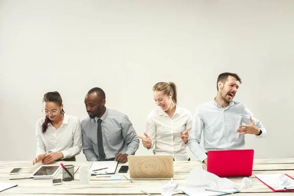 Jeunes Hommes Femmes Africains Caucasiens Assis Bureau Travaillant Sur Des — Photo