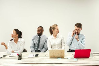 Ofiste oturan ve dizüstü bilgisayarlarda çalışan kadın ve erkekler. Duygular kavramı