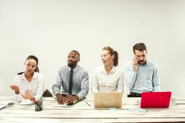 Ofiste oturan ve dizüstü bilgisayarlarda çalışan kadın ve erkekler. Duygular kavramı