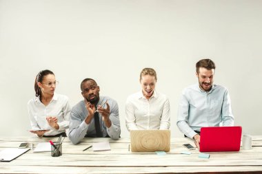 Ofiste oturan ve dizüstü bilgisayarlarda çalışan kadın ve erkekler. Duygular kavramı