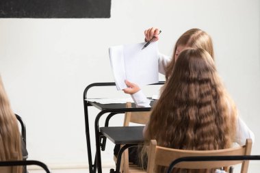 Sınıfta ders, okul çocukları. Küçük kızlara ve oğlanlara masaları oturma. Okuluna geri dön, eğitim, sınıf, ders, yaşam tarzı, çocukluk kavramı öğrenmek,