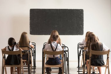 okul çocukları sınıfta ders