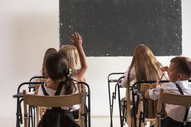 okul çocukları sınıfta ders