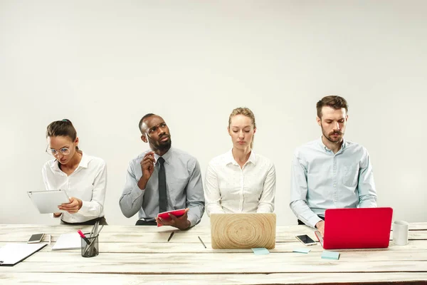 Ofiste oturan ve dizüstü bilgisayarlarda çalışan kadın ve erkekler. Duygular kavramı — Stok fotoğraf