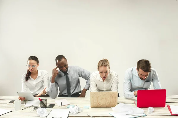 アフリカ系と白人の若い男性と女性のオフィスで座っているとラップトップに取り組んで ビジネス チーム チームワーク リーダーシップ 会議の概念 同僚のさまざまな感情 — ストック写真