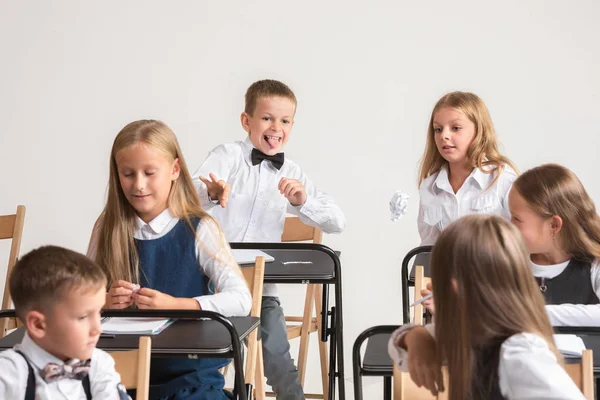 Bambini in classe a lezione — Foto Stock