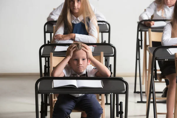 Schoolgaande kinderen in de klas op Les — Stockfoto