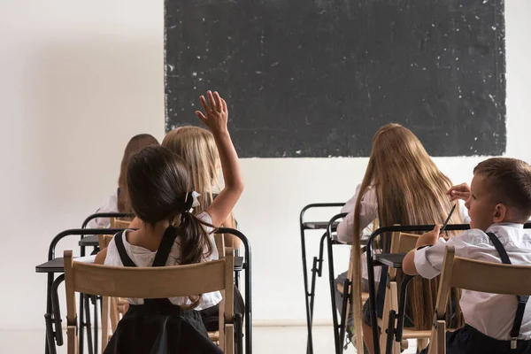 okul çocukları sınıfta ders