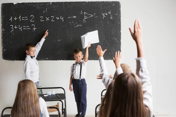 Crianças em sala de aula na aula — Fotografia de Stock