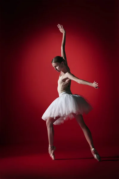 Bailarina. Joven bailarina de ballet femenina elegante bailando en los estudios rojos. Belleza del ballet clásico . — Foto de Stock