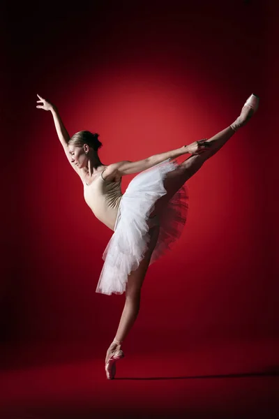 Bailarina. Joven bailarina de ballet femenina elegante bailando en los estudios rojos. Belleza del ballet clásico . —  Fotos de Stock