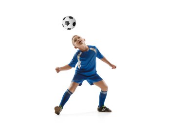 Uçan tekme yaparken futbol topu ile genç çocuk