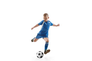 Uçan tekme yaparken futbol topu ile genç çocuk
