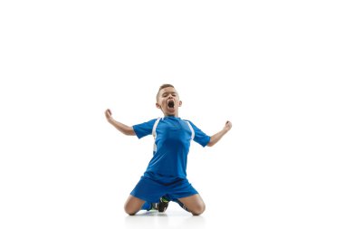 Uçan tekme yaparken futbol topu ile genç çocuk