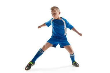 Uçan tekme yaparken futbol topu ile genç çocuk