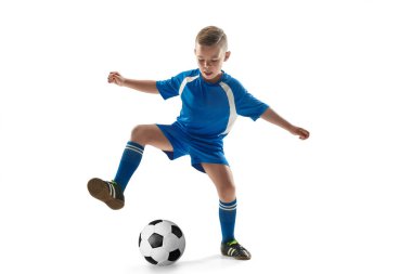 Uçan tekme yaparken futbol topu ile genç çocuk