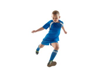 Uçan tekme yaparken futbol topu ile genç çocuk