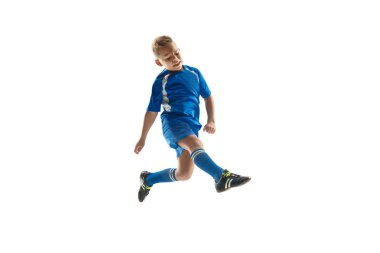 Uçan tekme yaparken futbol topu ile genç çocuk