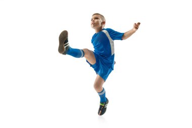 Uçan tekme yaparken futbol topu ile genç çocuk