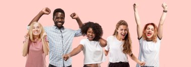 Kazanan başarı adam mutlu kendinden geçmiş bir kazanan olmak kutluyor. Dinamik enerjik görüntü erkek modeli