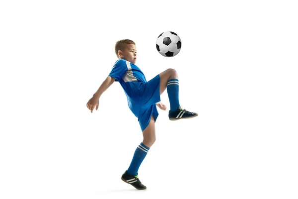 Niño con pelota de fútbol haciendo patada voladora — Foto de Stock