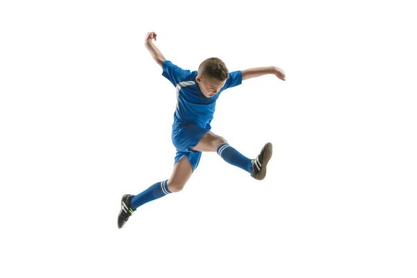 Giovane ragazzo con pallone da calcio fare calcio volante — Foto Stock